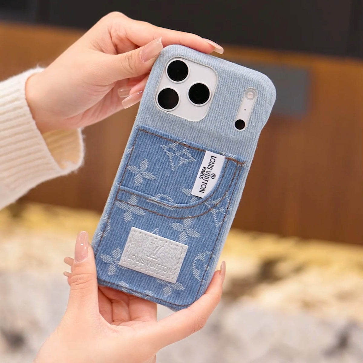 Capa para iPhone em tecido jeans com suporte para cartão integrado