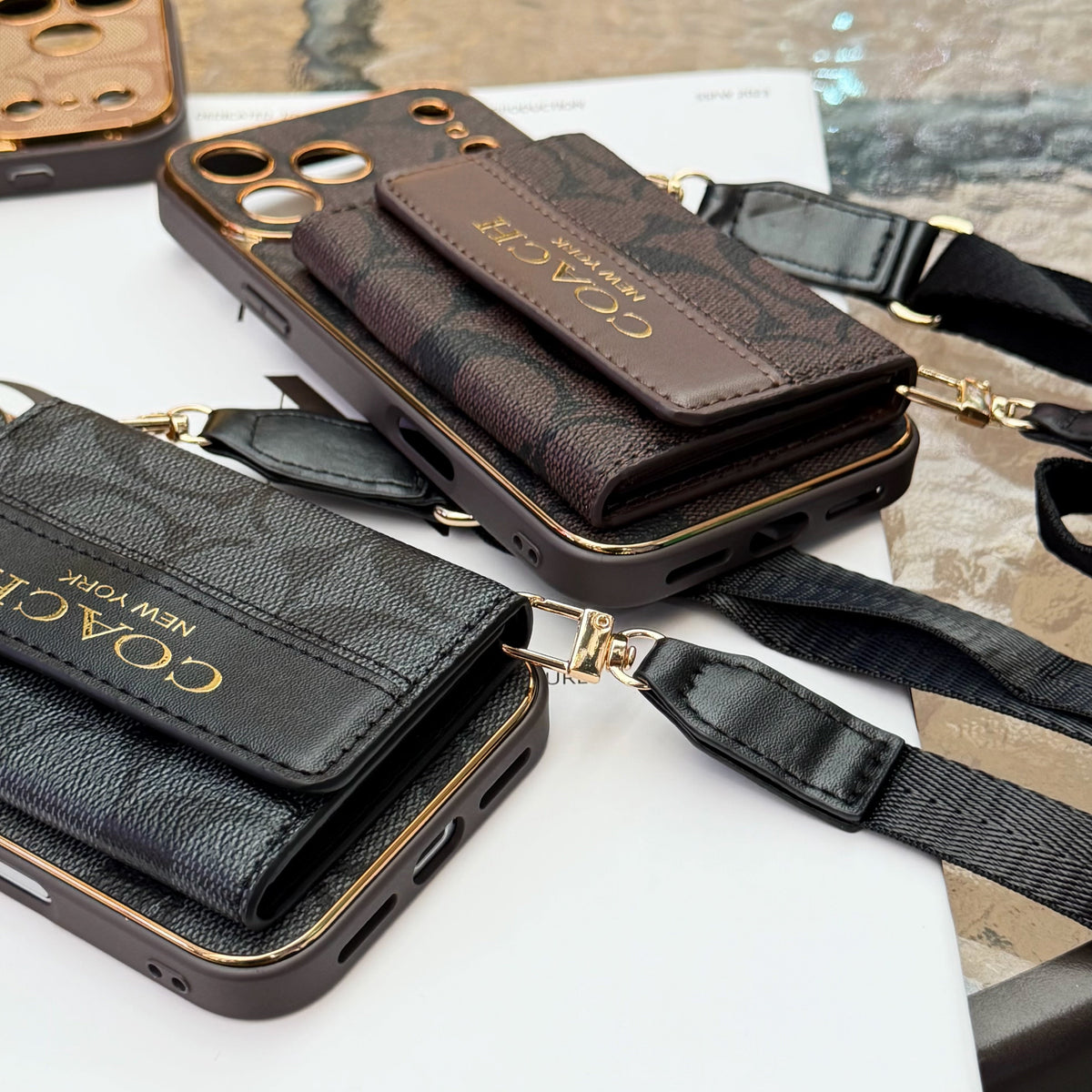 Funda iPhone con patrón de firma vintage | Tarjetero y correa cruzada