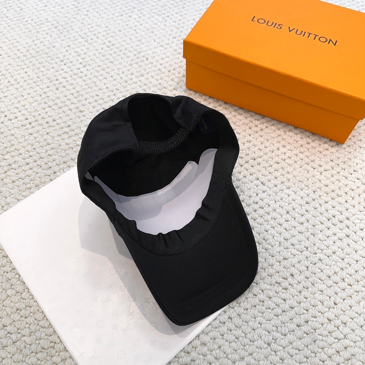 Boné de beisebol bordado clássico de<br>Entrega Rápida? Chapéu ajustável estilo luxo minimalista