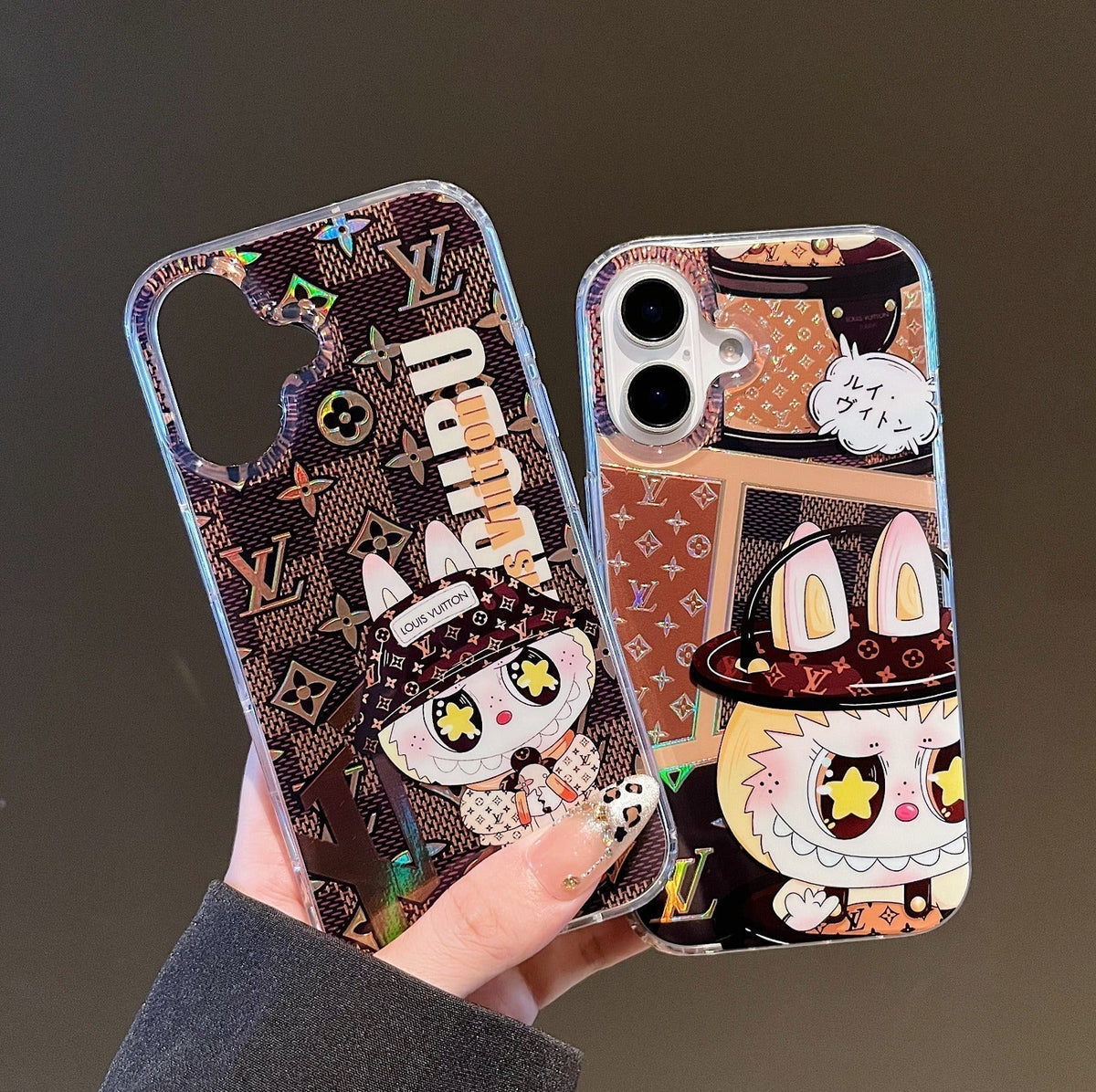 Capa luxuosa para iPhone Labubu L&V – Cute Meets Class