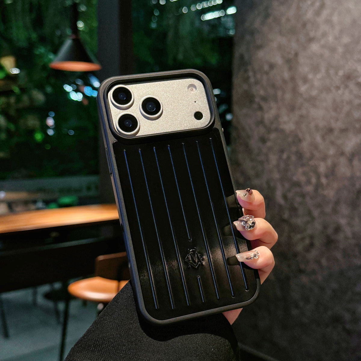 Geribbeld iPhone-hoesje met metallic pantser – Stijlvolle bescherming geïnspireerd door reizen