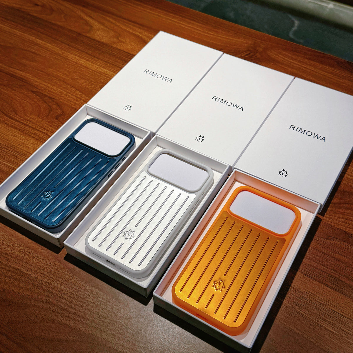 Geribbeld iPhone-hoesje met metallic pantser – Stijlvolle bescherming geïnspireerd door reizen