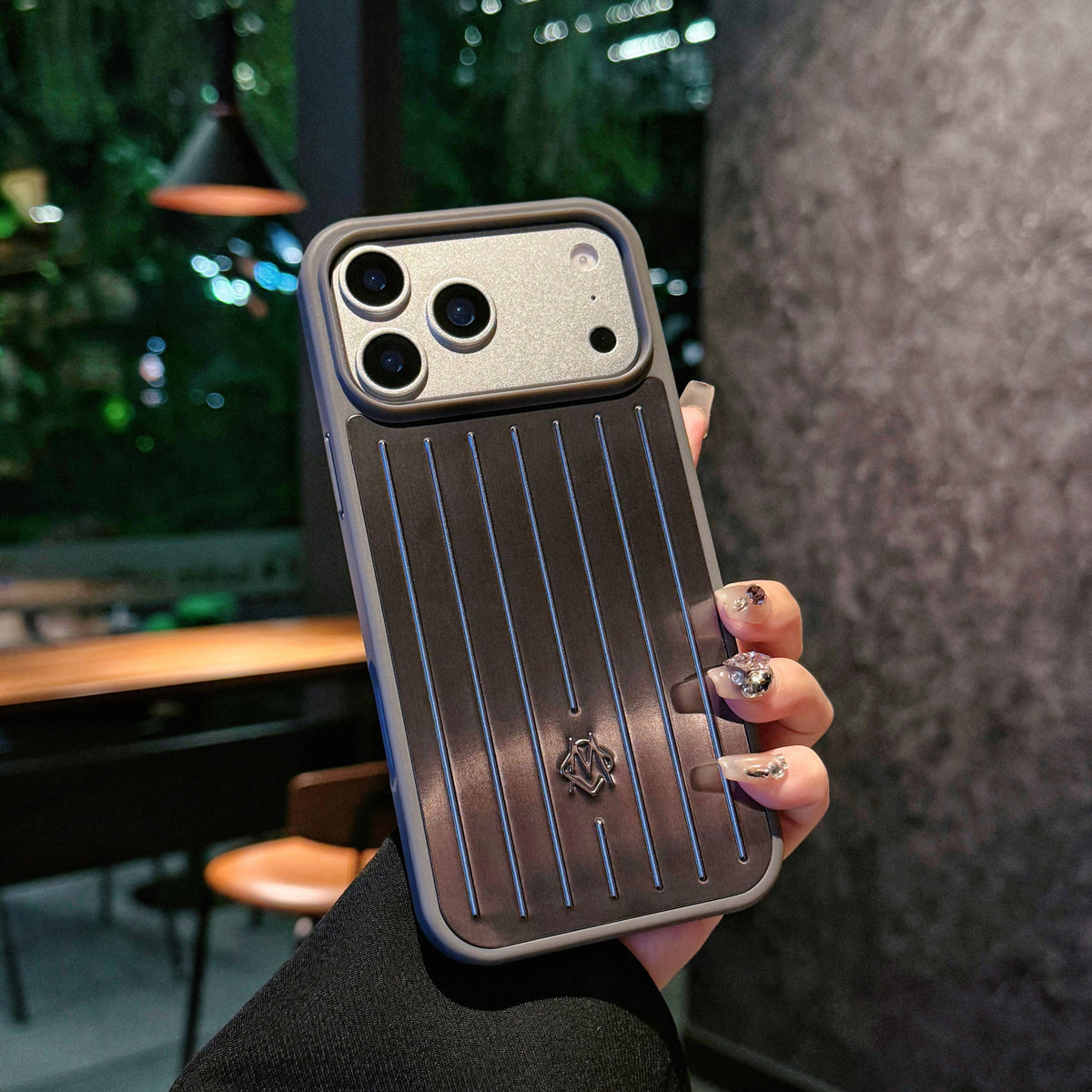 Geribbeld iPhone-hoesje met metallic pantser – Stijlvolle bescherming geïnspireerd door reizen