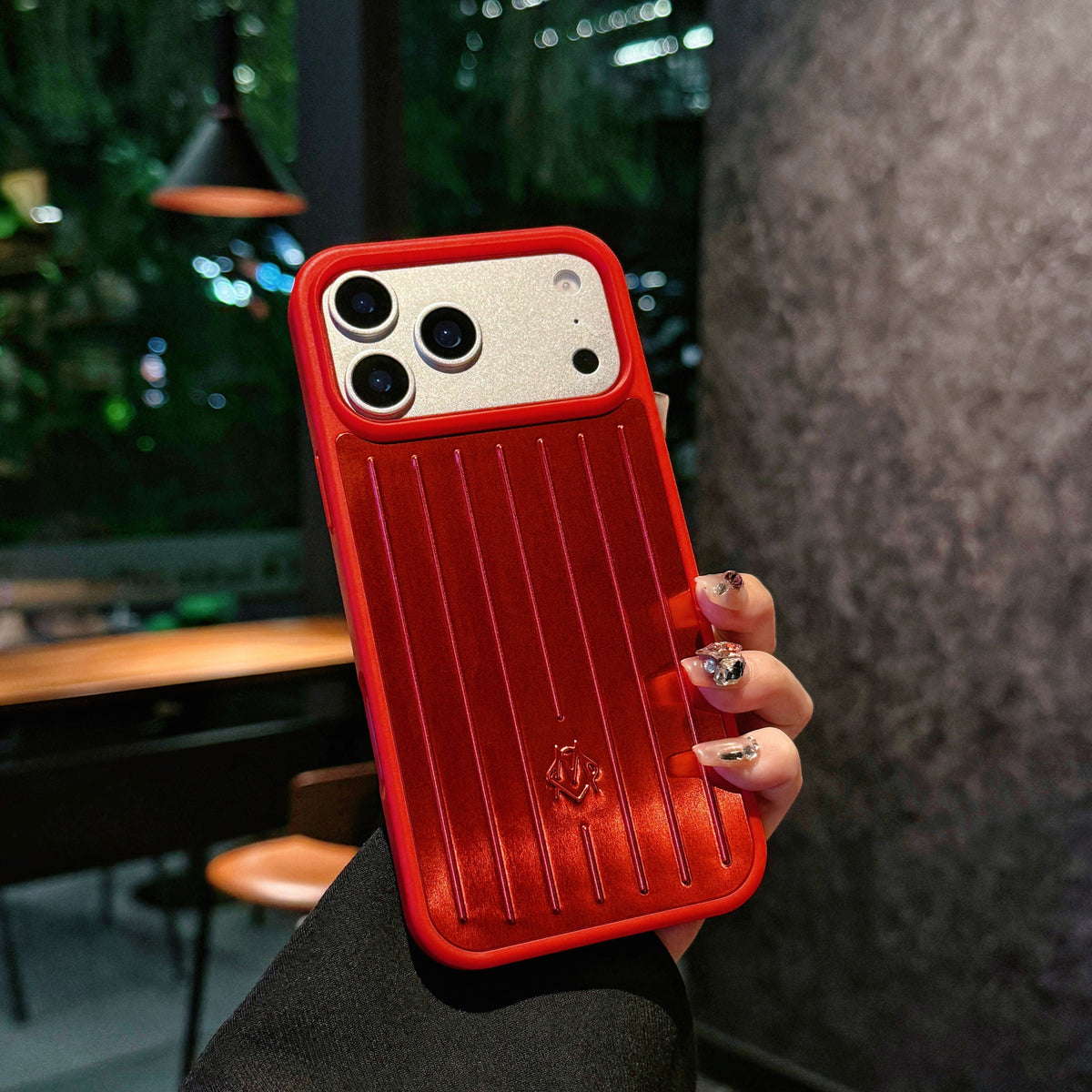 Geribbeld iPhone-hoesje met metallic pantser – Stijlvolle bescherming geïnspireerd door reizen