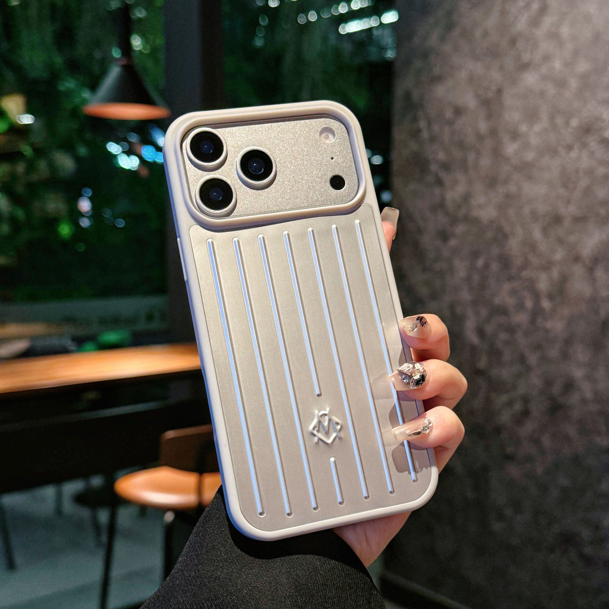 Geribbeld iPhone-hoesje met metallic pantser – Stijlvolle bescherming geïnspireerd door reizen