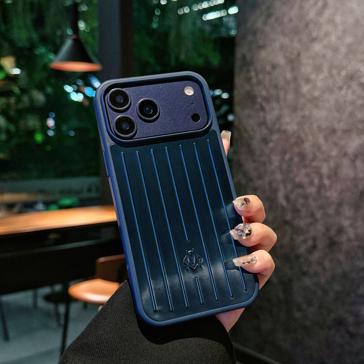 Geribbeld iPhone-hoesje met metallic pantser – Stijlvolle bescherming geïnspireerd door reizen