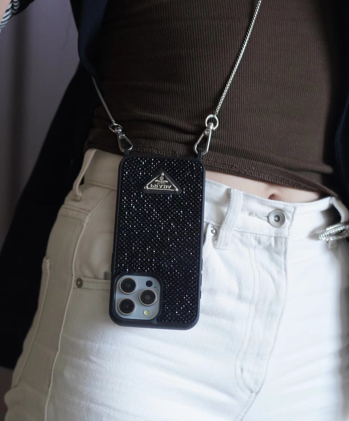 Funda de iPhone con bandolera de diamantes de lujo