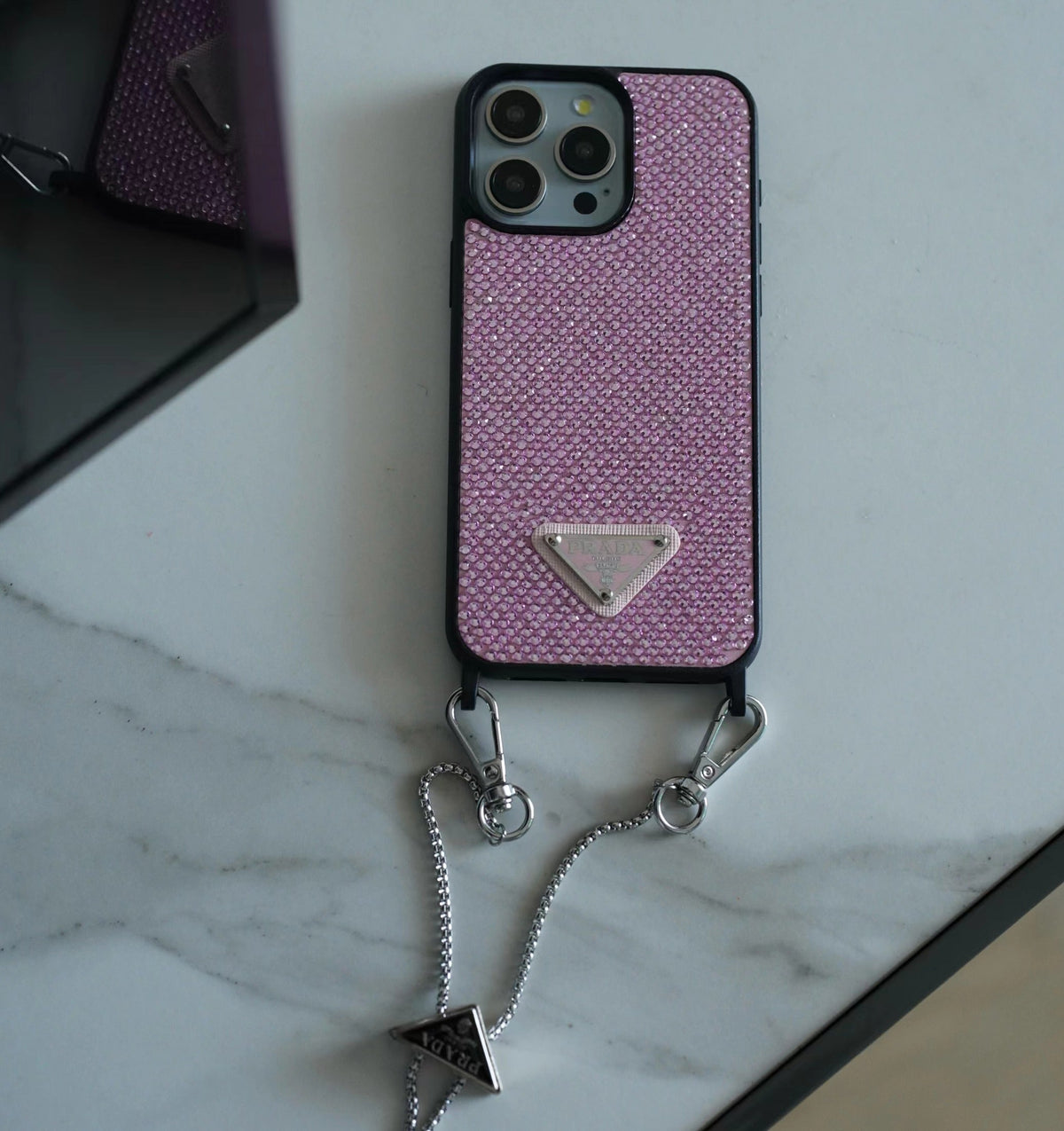 Funda de iPhone con bandolera de diamantes de lujo
