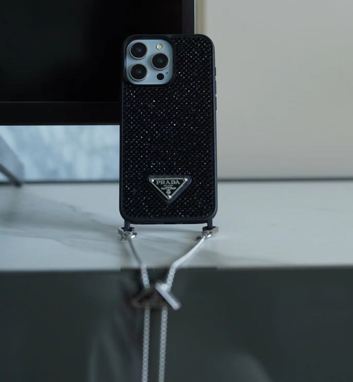 Funda de iPhone con bandolera de diamantes de lujo