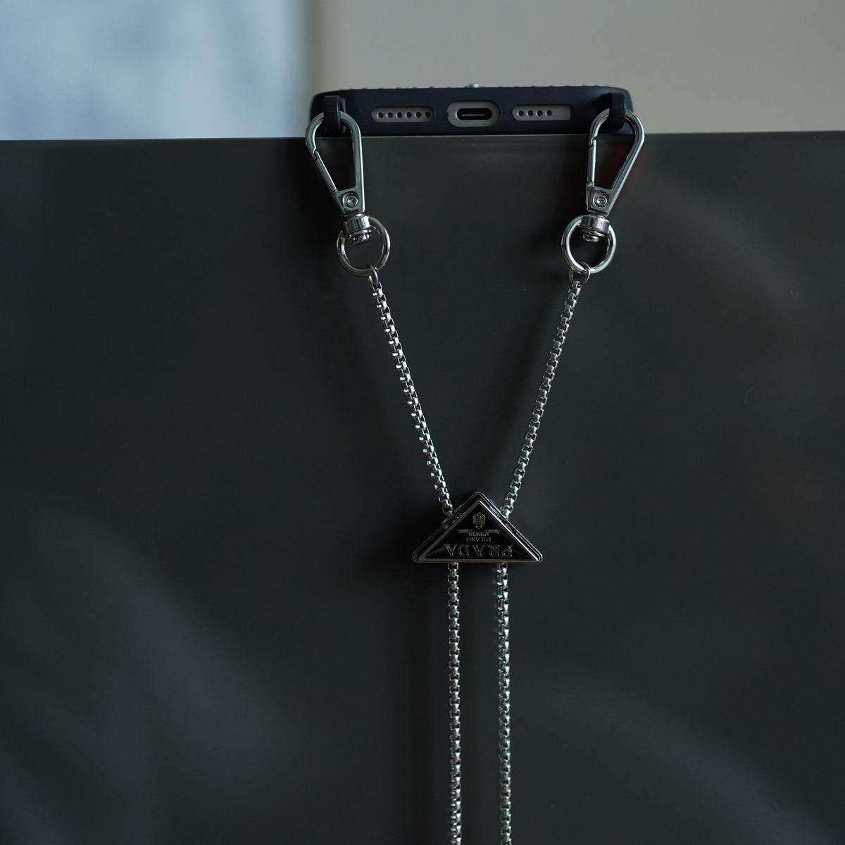Funda de iPhone con bandolera de diamantes de lujo