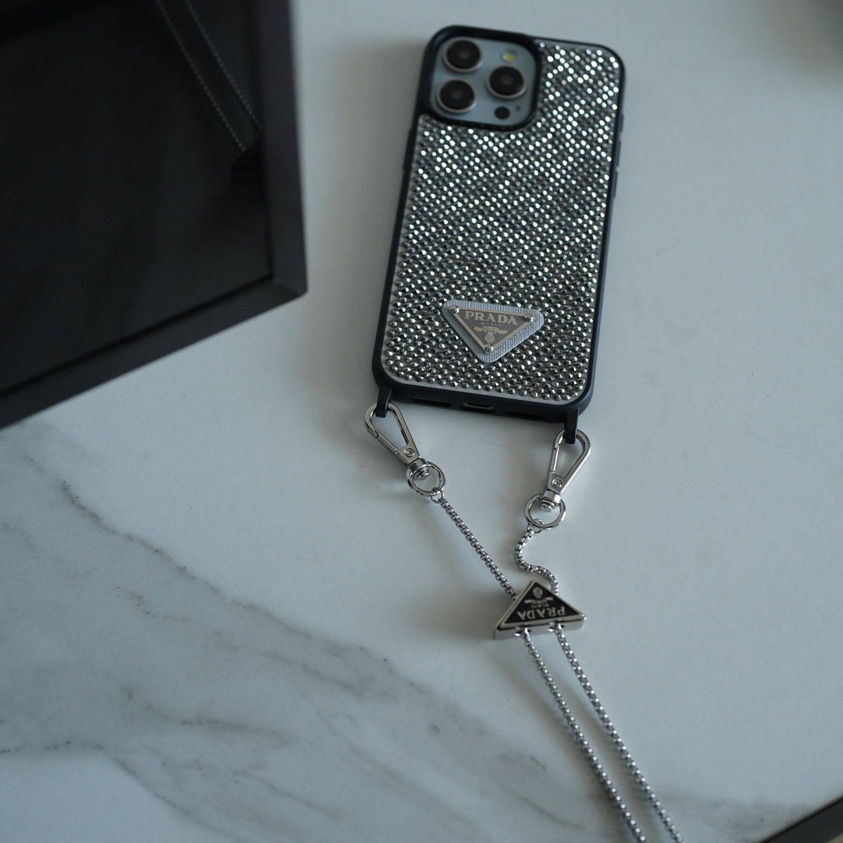 Funda de iPhone con bandolera de diamantes de lujo