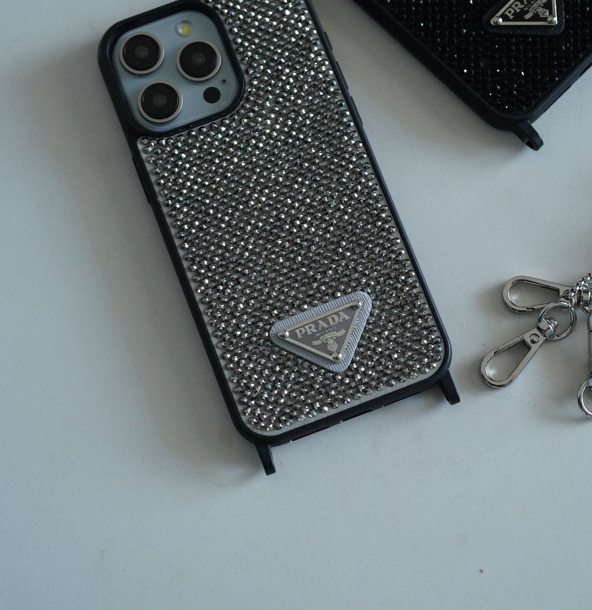 Funda de iPhone con bandolera de diamantes de lujo