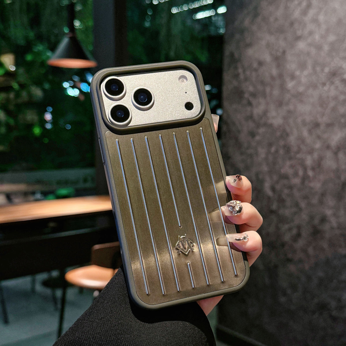 Geribbeld iPhone-hoesje met metallic pantser – Stijlvolle bescherming geïnspireerd door reizen