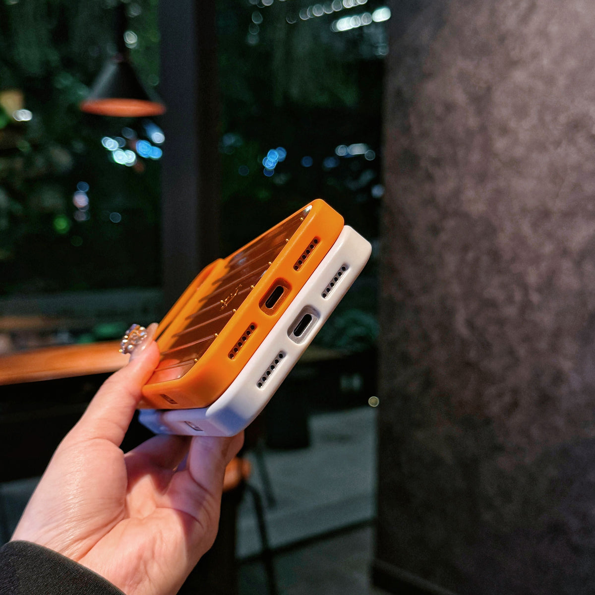 Geribbeld iPhone-hoesje met metallic pantser – Stijlvolle bescherming geïnspireerd door reizen