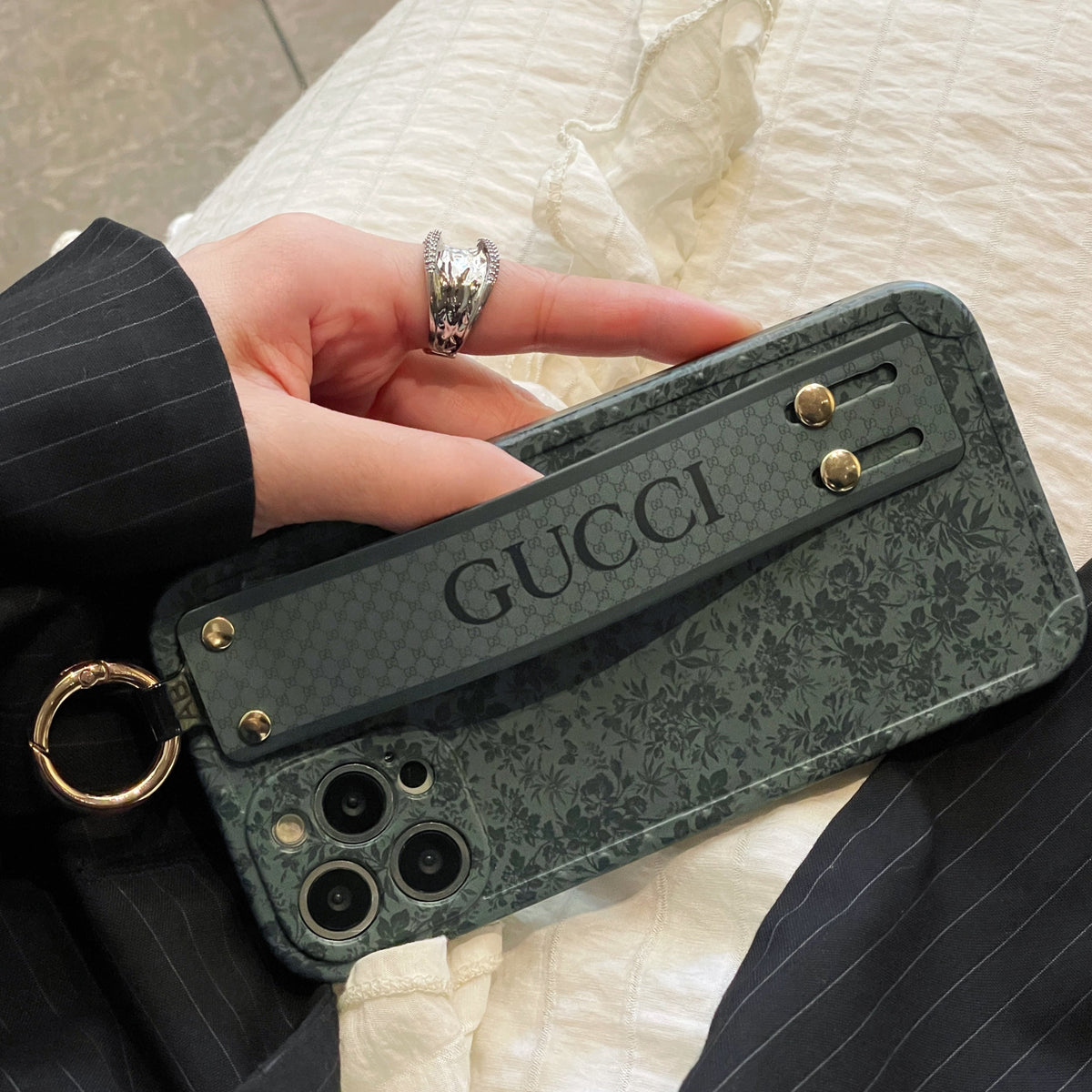 Funda Premium para iPhone con pulsera