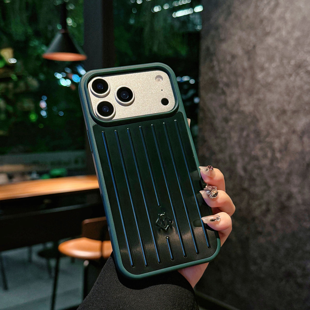 Geribbeld iPhone-hoesje met metallic pantser – Stijlvolle bescherming geïnspireerd door reizen