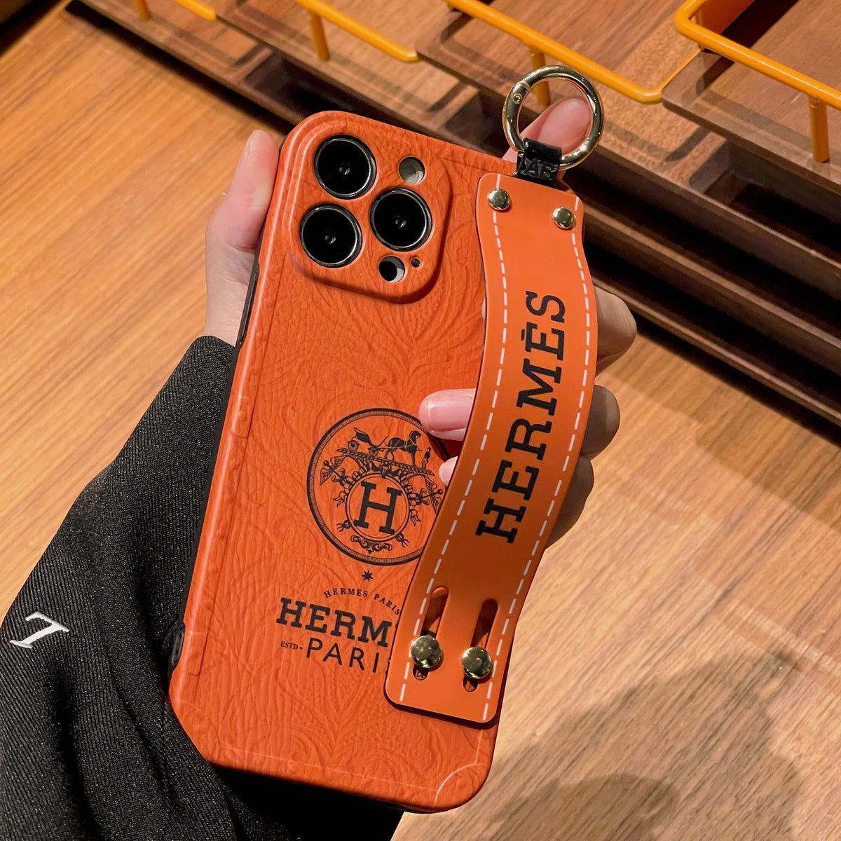H iPhone-hoesje met polsbandje