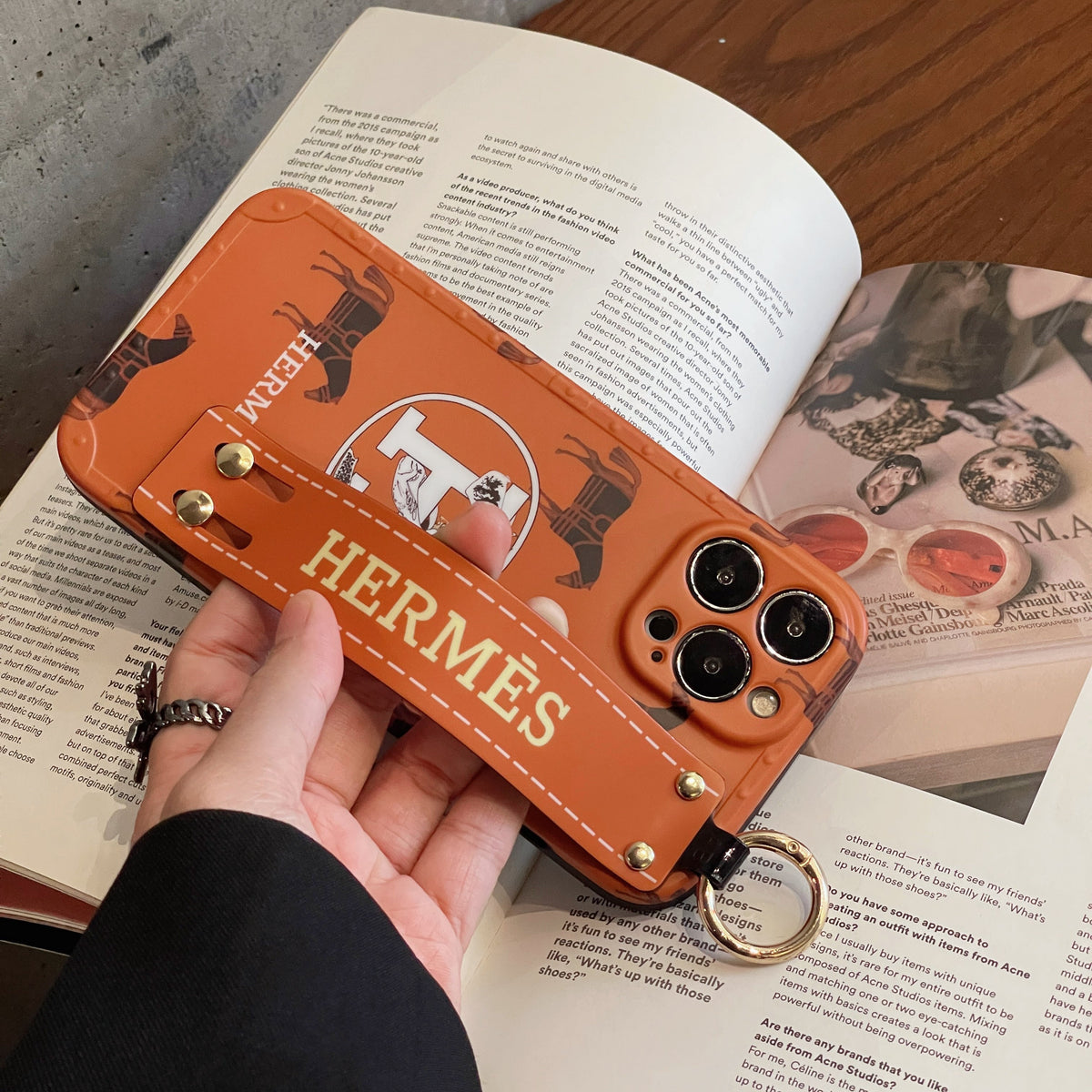 H iPhone-hoesje met polsbandje
