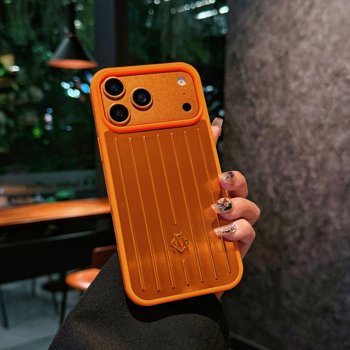 Geribbeld iPhone-hoesje met metallic pantser – Stijlvolle bescherming geïnspireerd door reizen