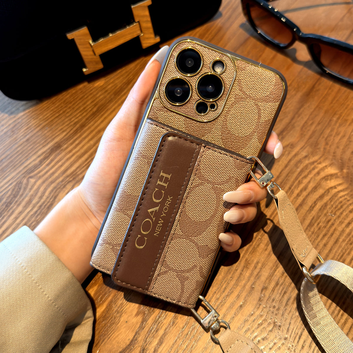Vintage monogramos iPhone tok kártyatartóval és állítható pánttal