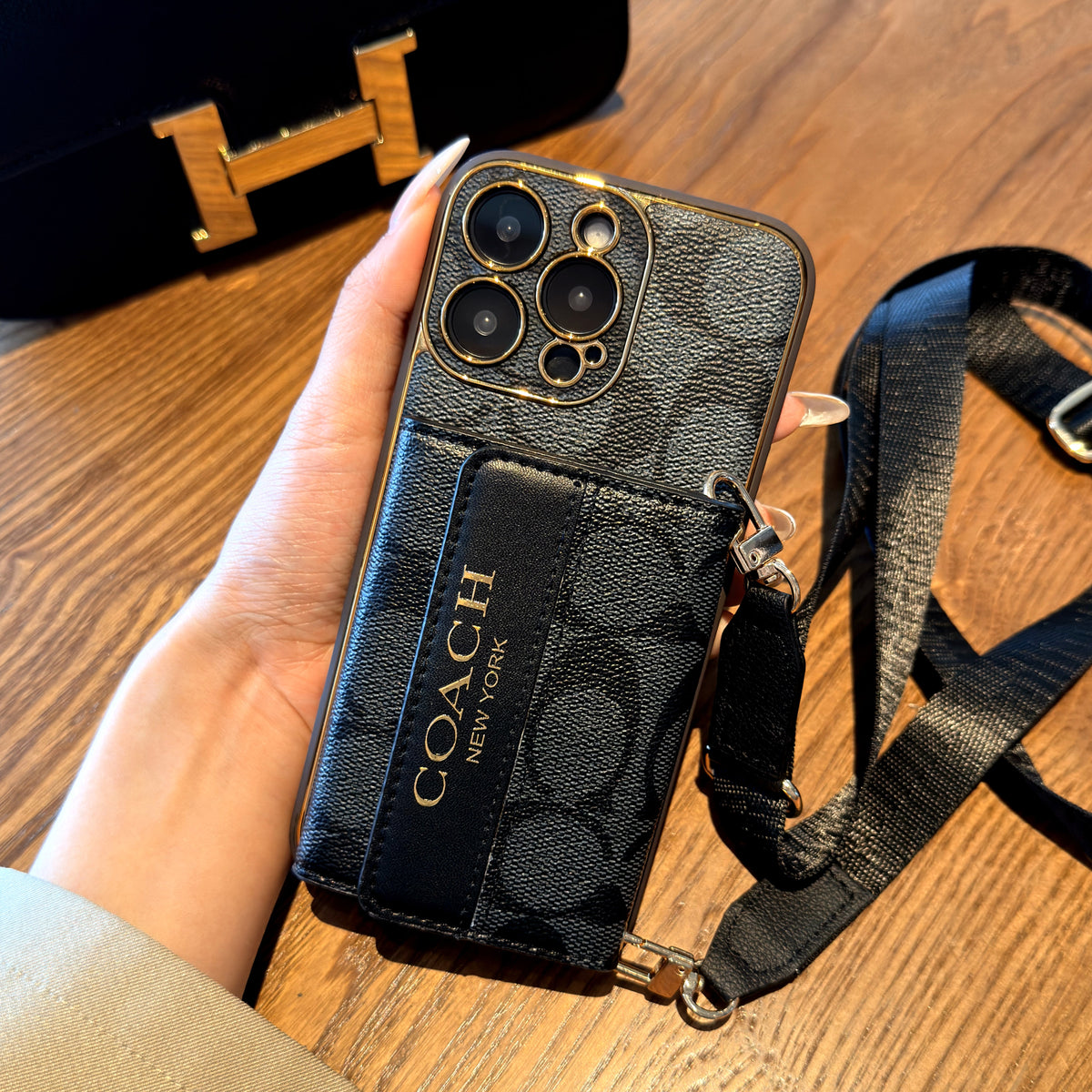 Vintage monogramos iPhone tok kártyatartóval és állítható pánttal