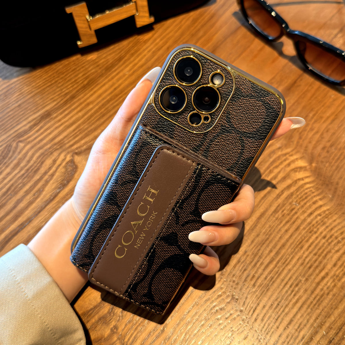 Vintage monogramos iPhone tok kártyatartóval és állítható pánttal