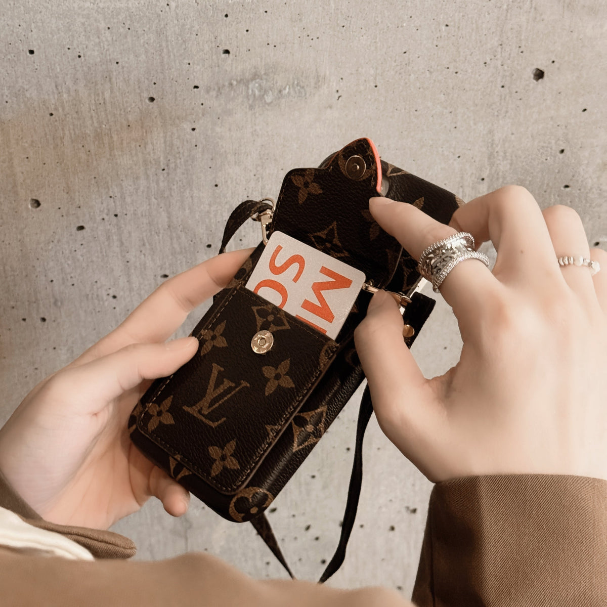 Luxe iPhone-hoesje met kaarthouder en ketting