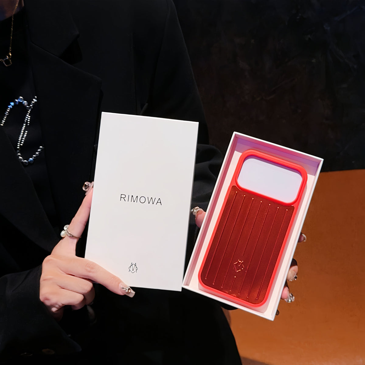 Geribbeld iPhone-hoesje met metallic pantser – Stijlvolle bescherming geïnspireerd door reizen