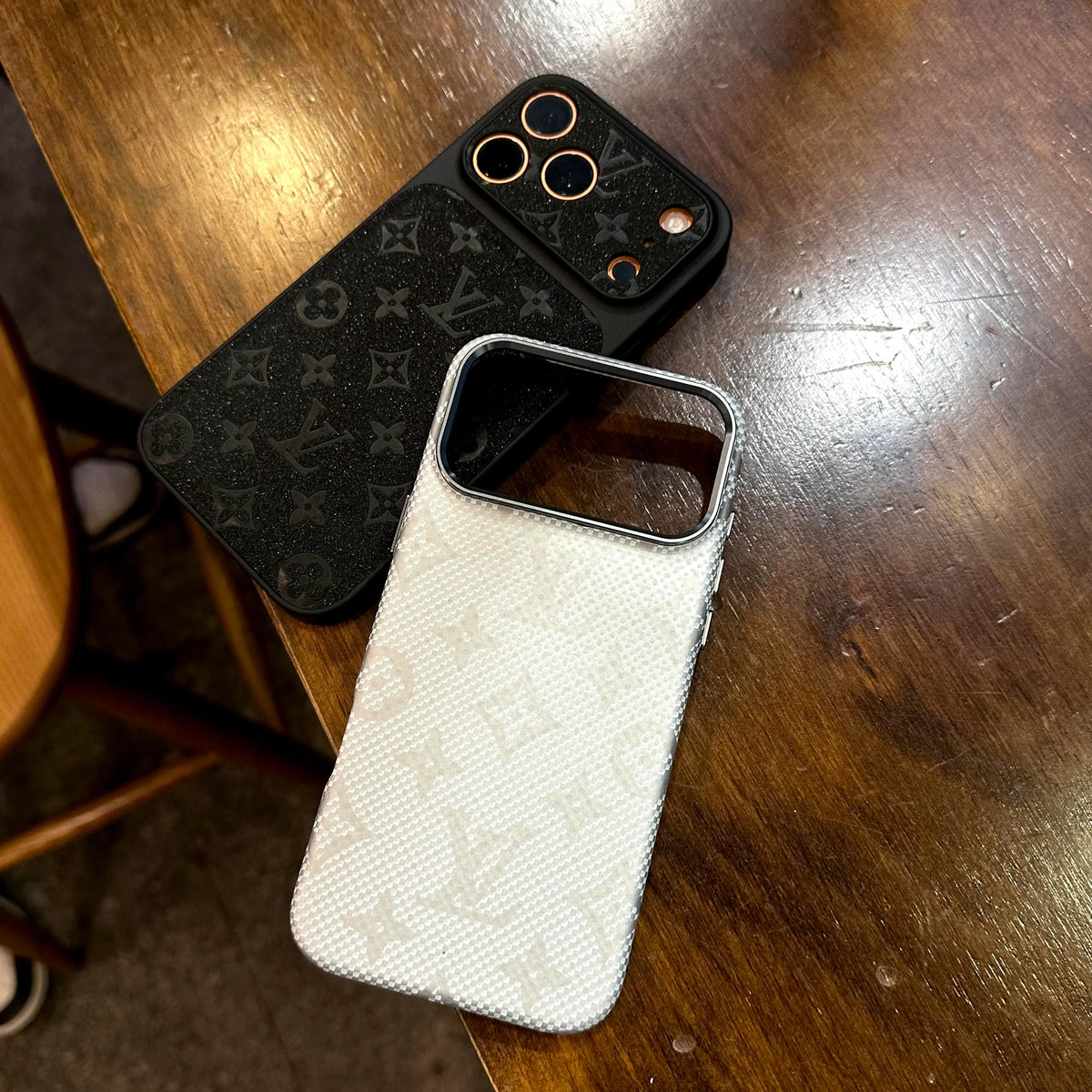 Luxe iPhone-hoesje met koolstofvezelstrepen