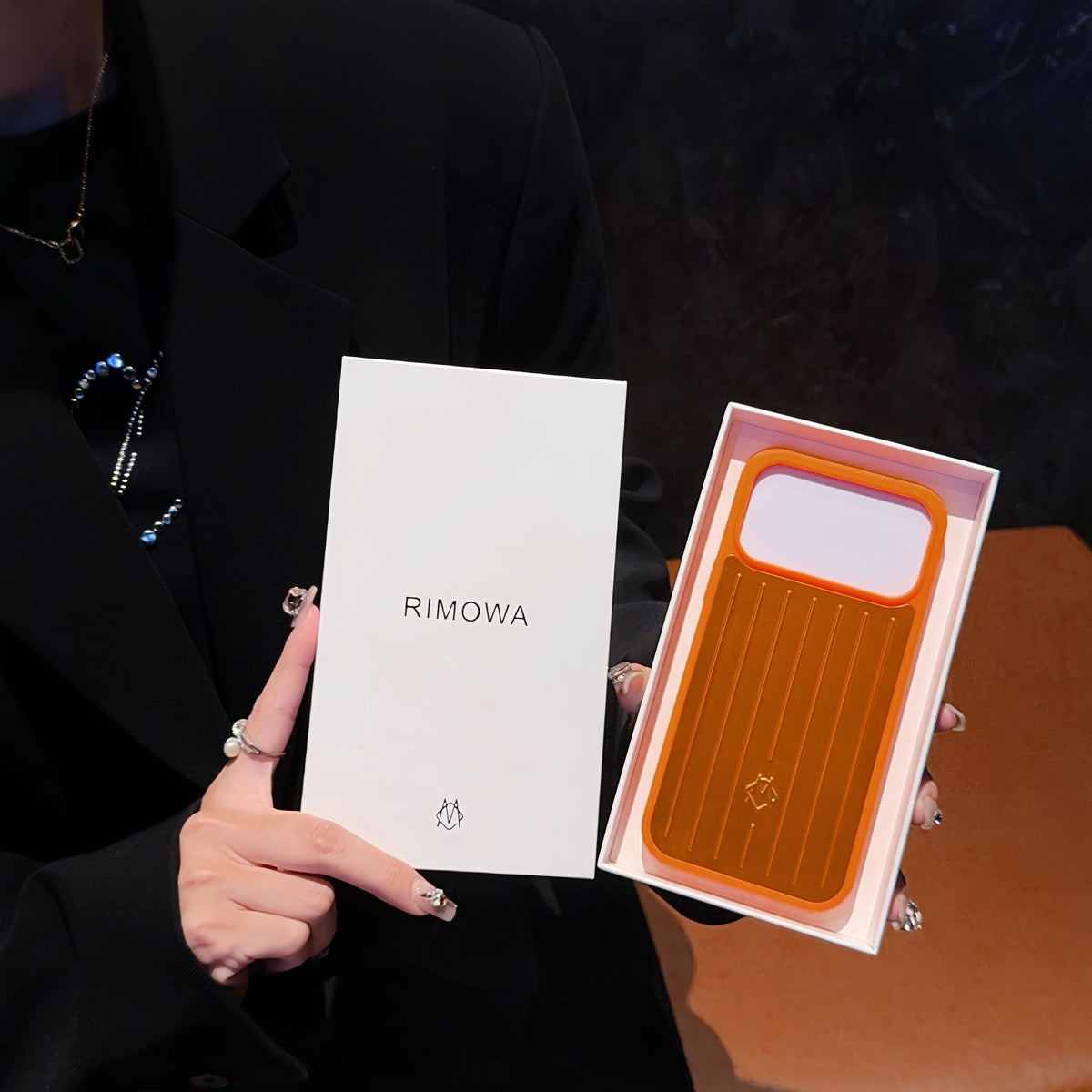 Geribbeld iPhone-hoesje met metallic pantser – Stijlvolle bescherming geïnspireerd door reizen