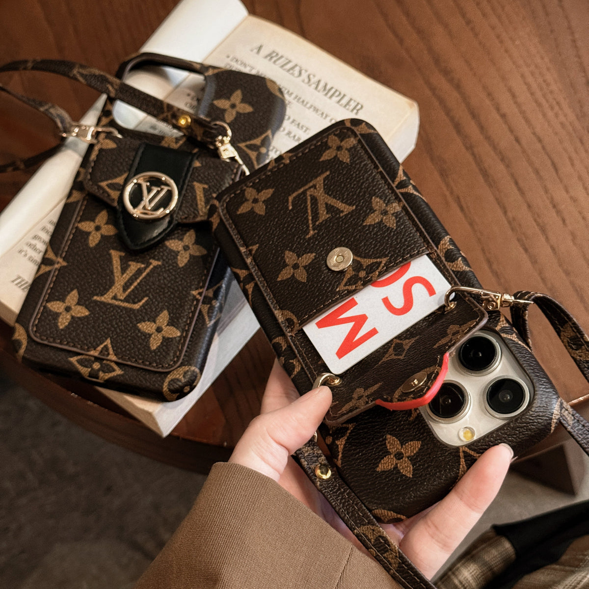 Luxe iPhone-hoesje met kaarthouder en ketting