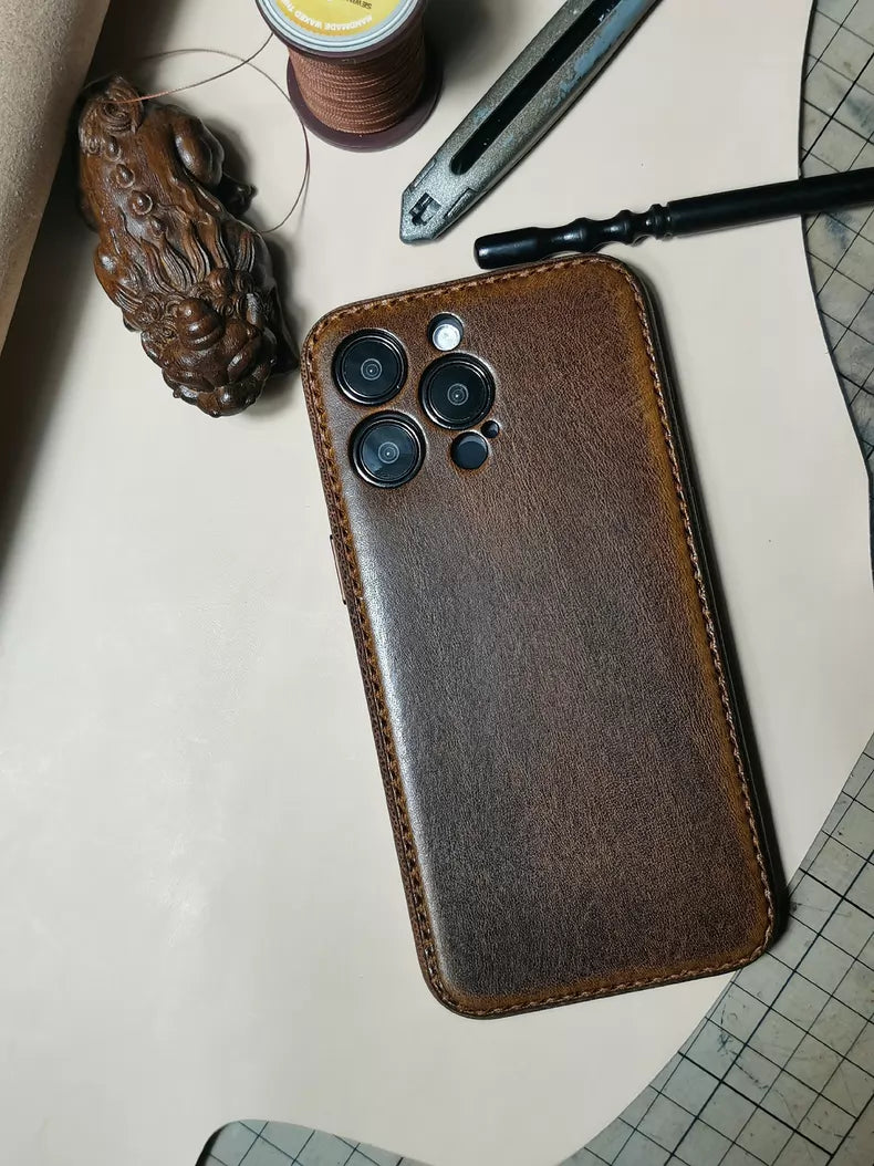 Handgemaakte plantaardig gelooide leren iPhone-hoes – Vintage Patina-editie