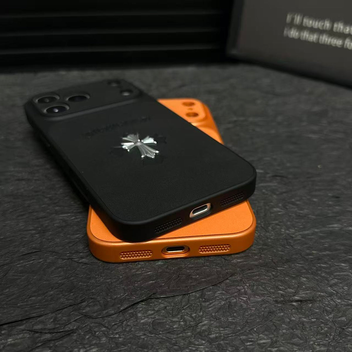 Funda de cuero para iPhone con cruz de corazones cromados