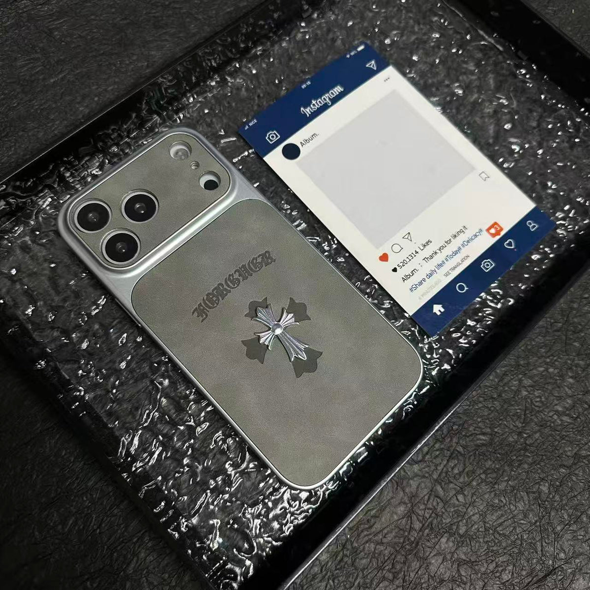 Funda de cuero para iPhone con cruz de corazones cromados
