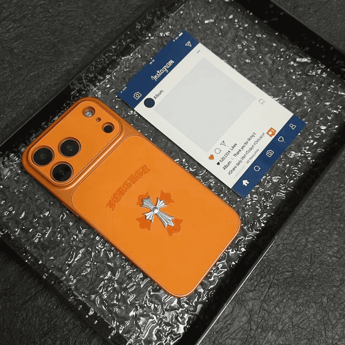 Funda de cuero para iPhone con cruz de corazones cromados