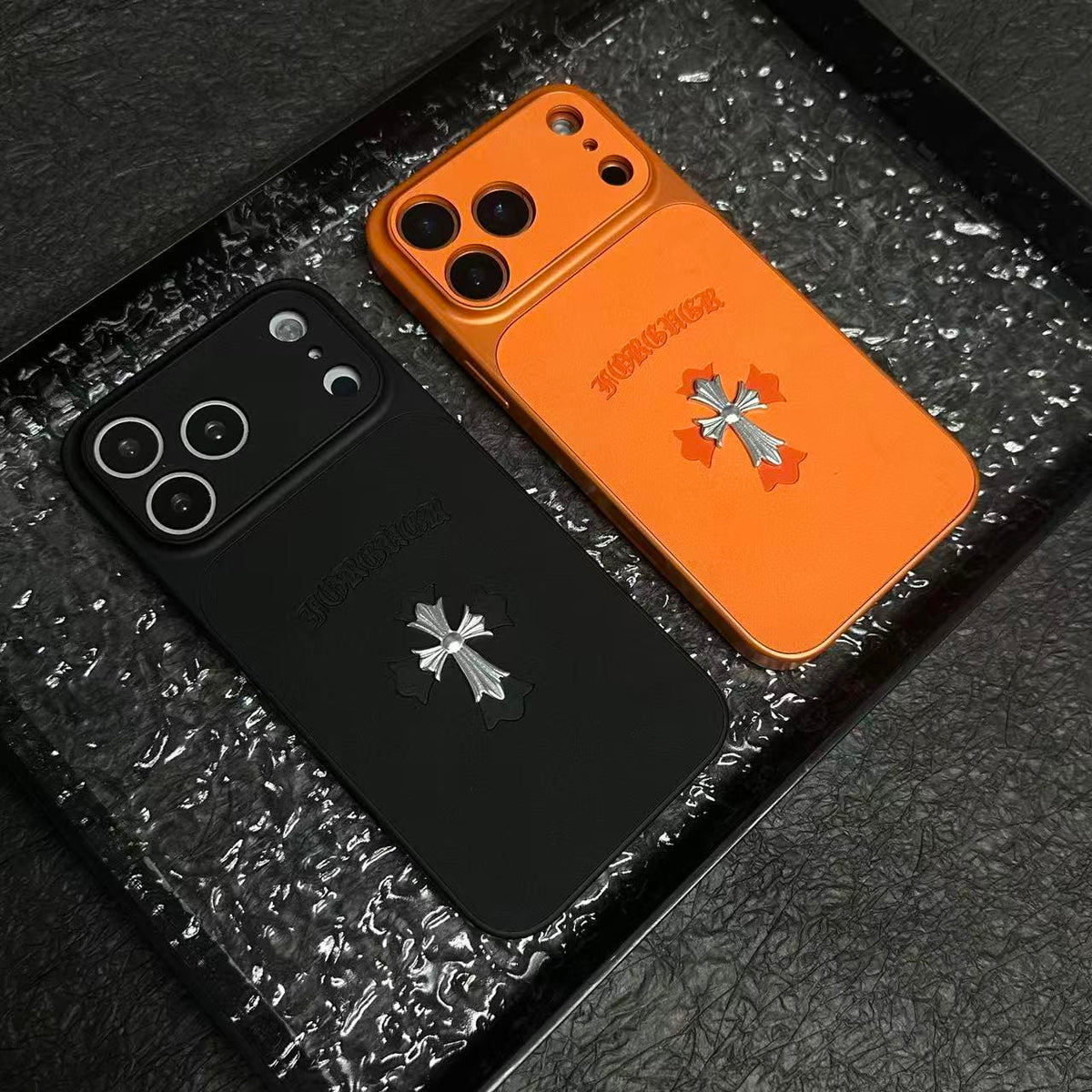 Funda de cuero para iPhone con cruz de corazones cromados