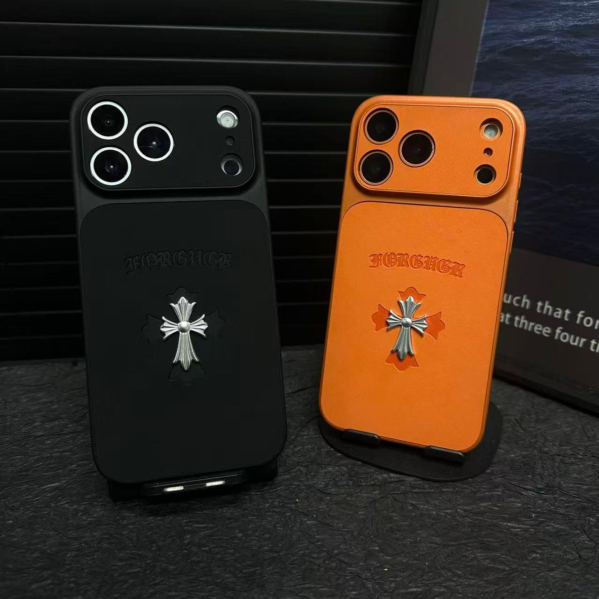 Funda de cuero para iPhone con cruz de corazones cromados