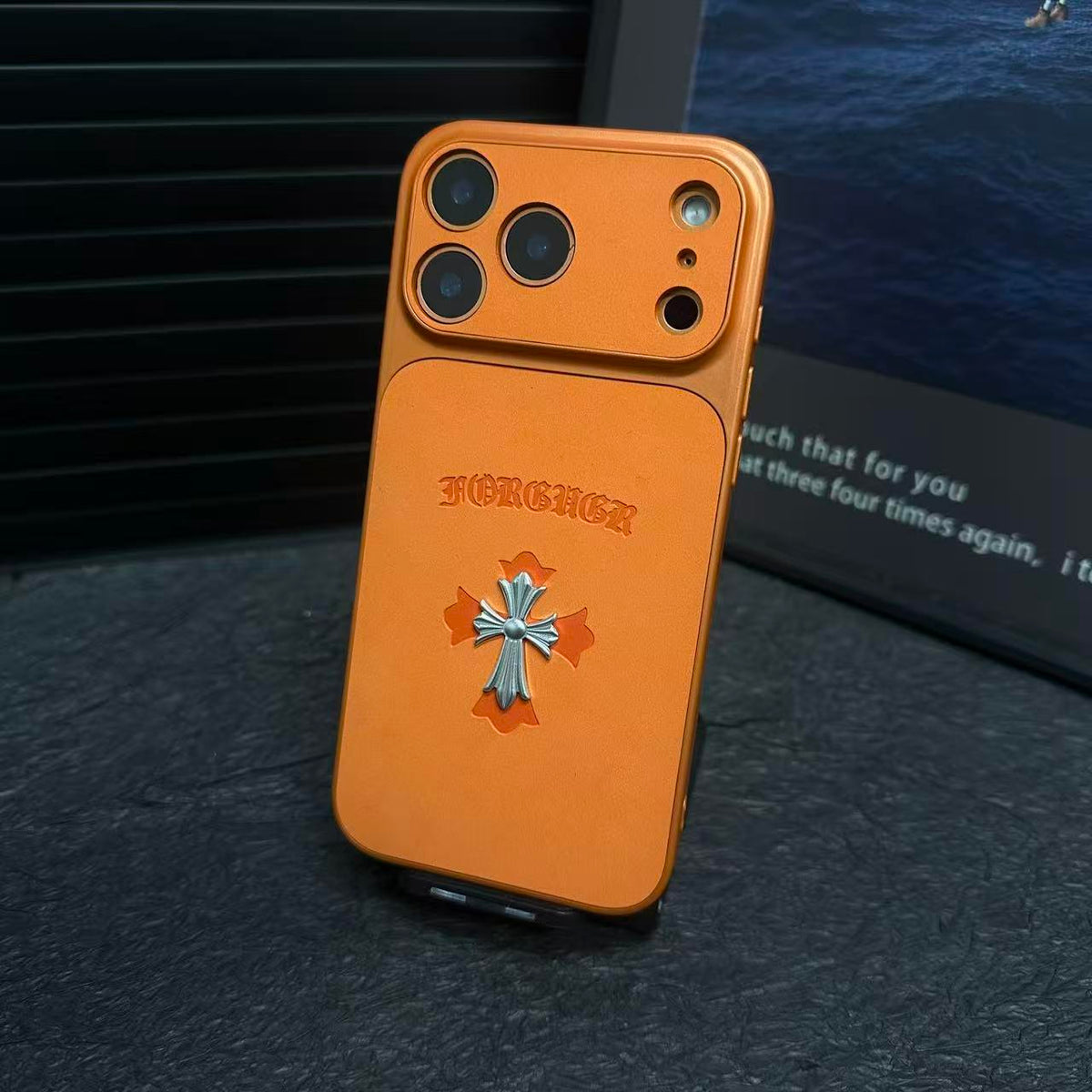 Funda de cuero para iPhone con cruz de corazones cromados
