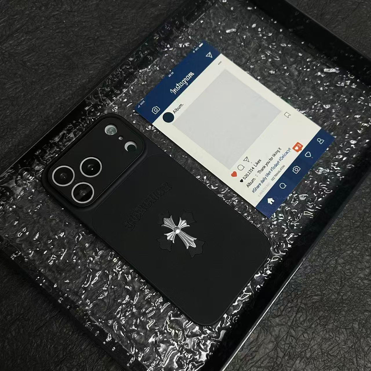 Funda de cuero para iPhone con cruz de corazones cromados