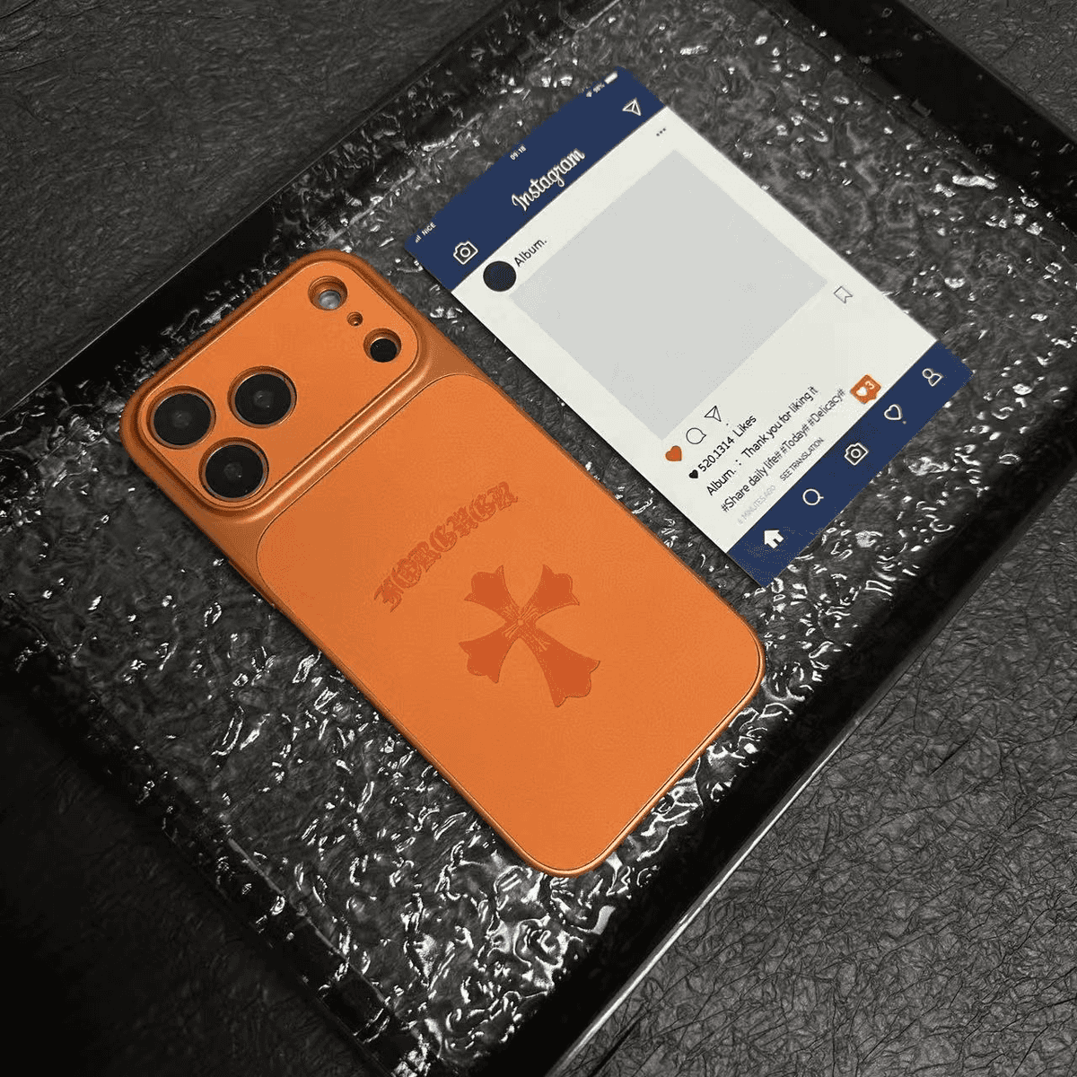 Funda de cuero para iPhone con cruz de corazones cromados