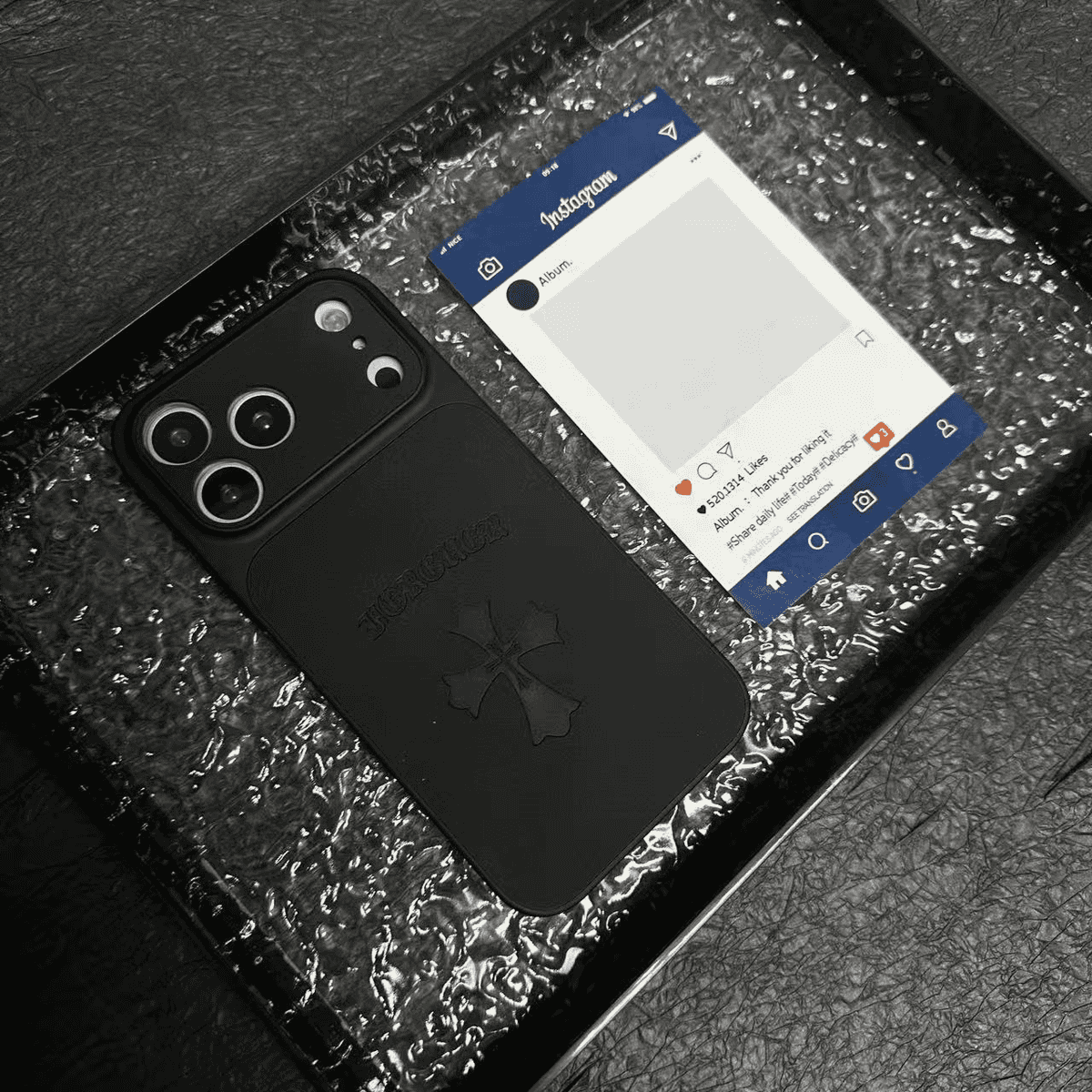 Funda de cuero para iPhone con cruz de corazones cromados